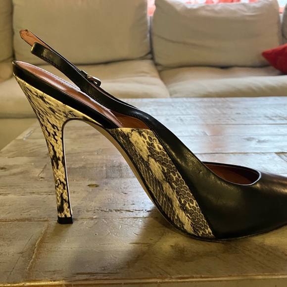 Beautiful hardly worn black heel with snake-like detail on side. - Picture 5 of 5